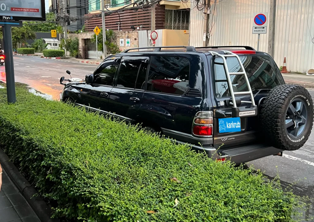 Spotted – A Land Cruiser 100 series on Langsuan