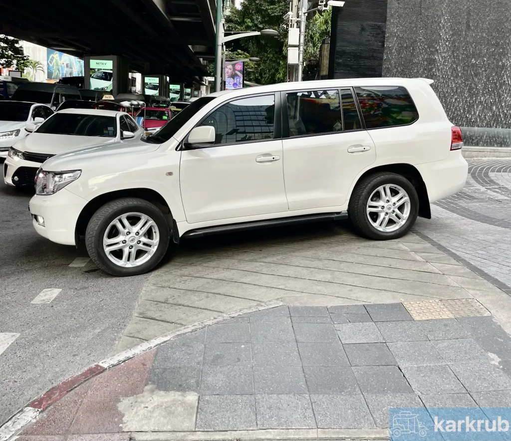 Spotted-200 Series Toyota Land Cruiser on Phloen Chit